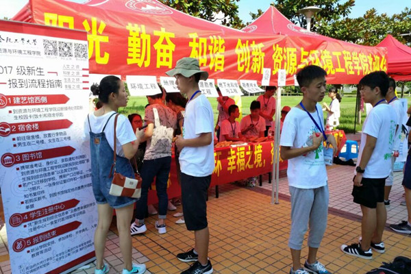 威廉希尔“党员服务站”迎新工作获好评