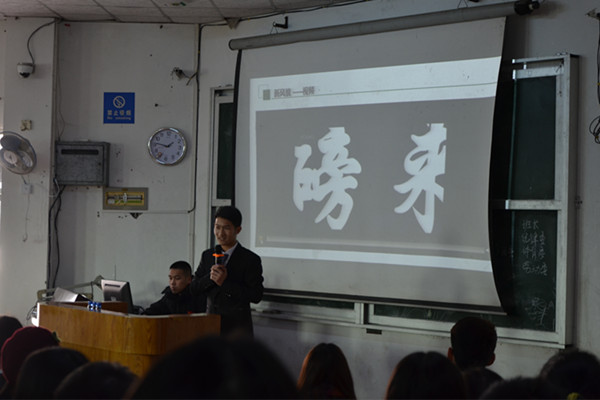 威廉希尔组织志愿者赴中学母校开展招生宣传工作